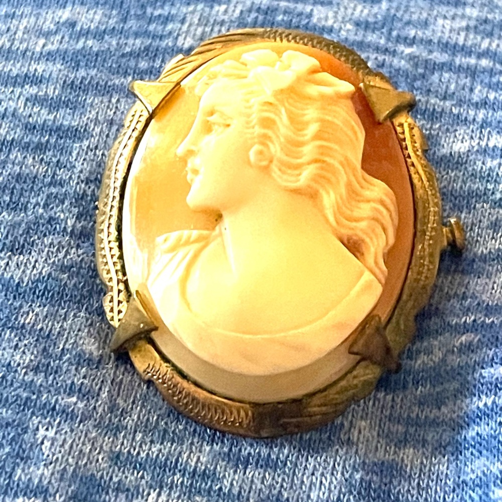Antique Left Facing Shell Cameo w! Trumpet Closure
